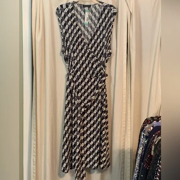 Elegant Black, Gray, and White Geometric Wrap Dress - Picture 2 of 7
